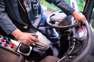 Eigenproduktion von Absetzkipper Fahrzeugaufbau und Zubehör Symbolbild von einem Joystick in einer LkW Führerkabine