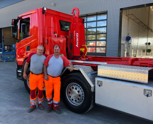 Abrollkipper Saurier 26TR65 Avanti, Erne AG Bauunternehmung Realisierter Abrollkipper Saurier 26TR65 Avanti der Erne AG Bauunternehmung