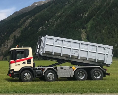 Reallisierter Abrollkipper Saurier 26TR65 Avant der Martin Conrad Transport AG