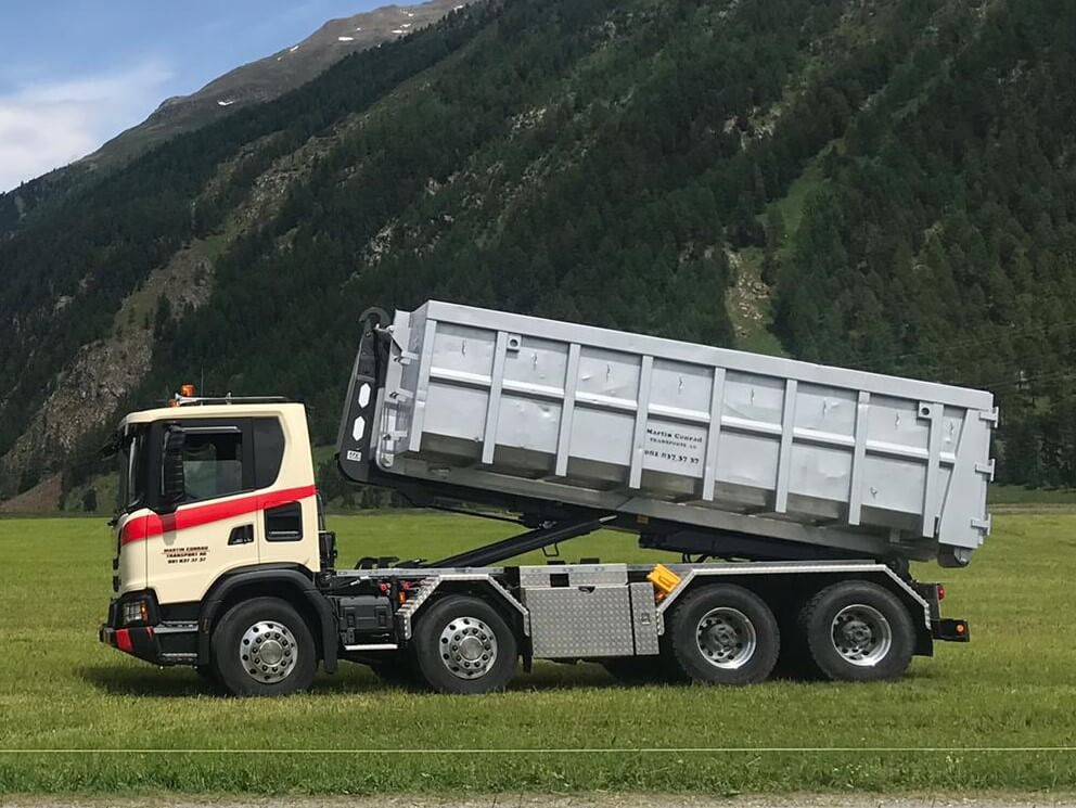 Reallisierter Abrollkipper Saurier 26TR65 Avant der Martin Conrad Transport AG