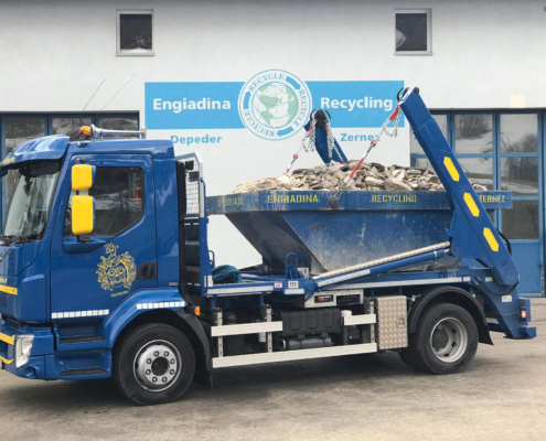 Absetzkipper Gigant12T Engiadina Recycling Welaki: Realisierter Absetzkipper Gigant12T der Engiadina Recycling AG