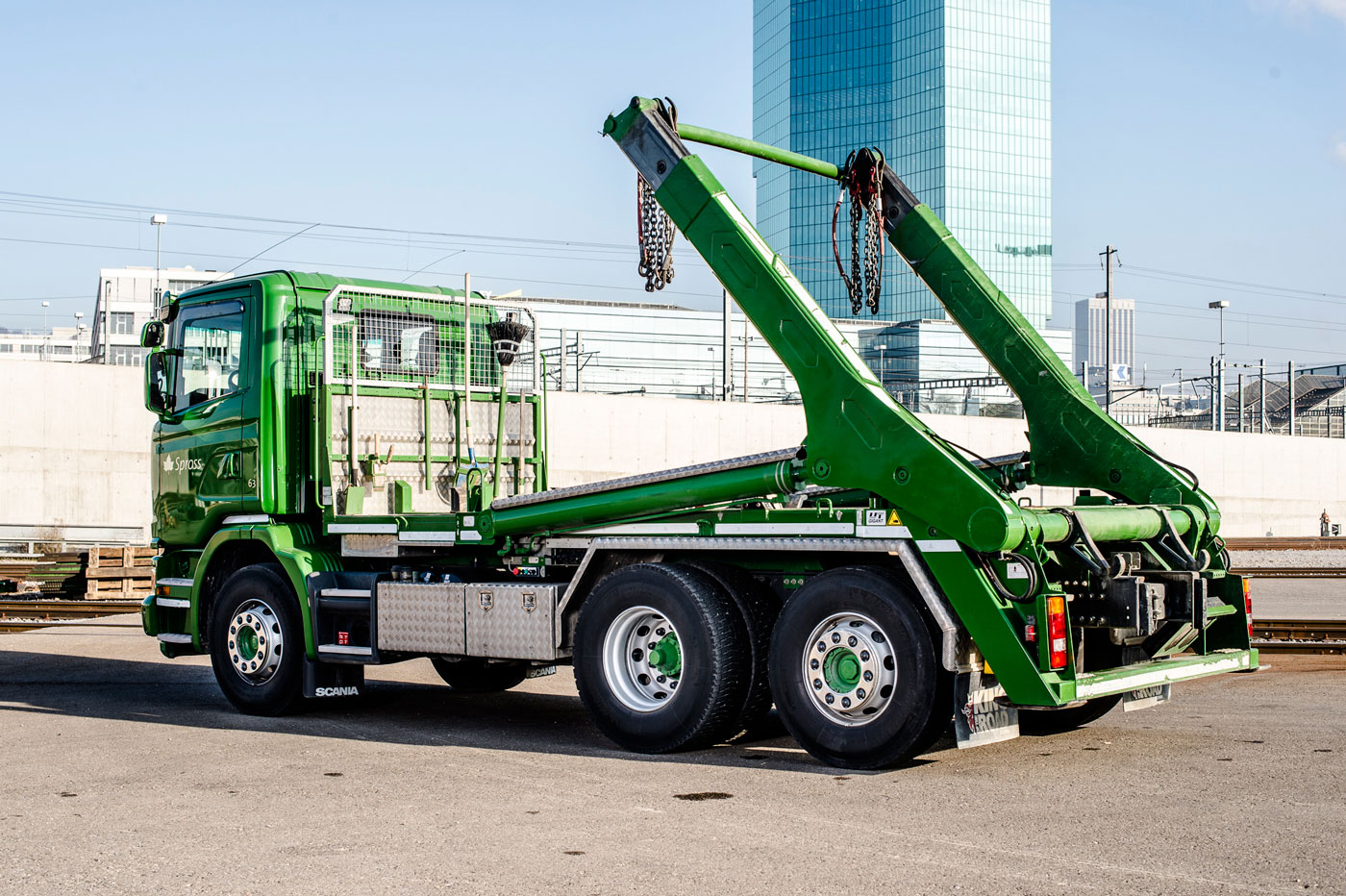 Grüner Spross-Lastwagen mit UT-Absetzkipper als Aufbaute