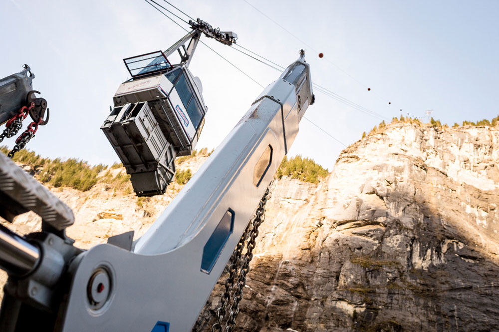 Schilthornbahn Gondelbahn mit angehängtem Container, welcher von UT-Absetzkipper abtransportiert wurde.