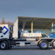Welaki: Weisser 3-Achser Lastwagen mit UT Haken-Abrollkipper.
