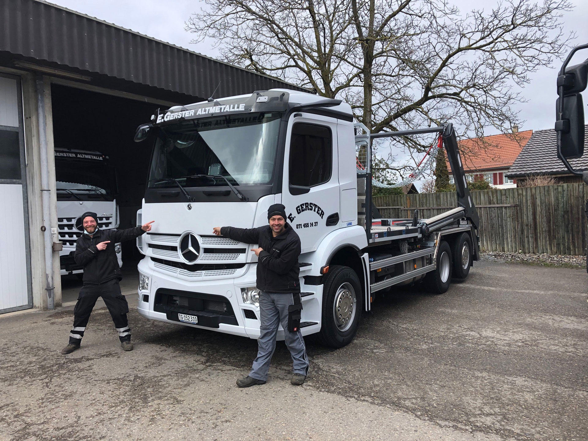 Weisser, dreiachsiger Lastwagen von Mercedes mit UT Absetzkipper GIGANT.