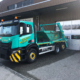 Mint-grüner 3-Achser Lastwagen mit UT Absetzkipper und Mulde.