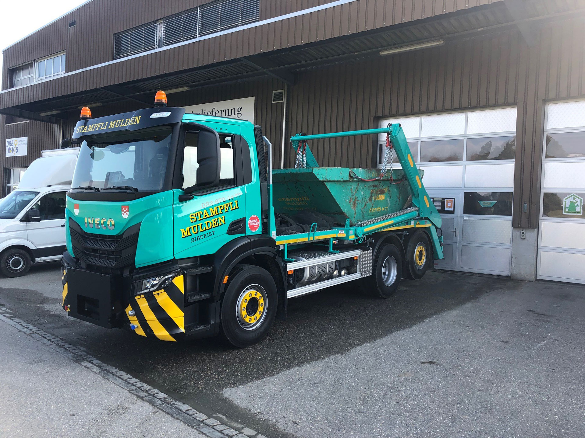 Mint-grüner 3-Achser Lastwagen mit UT Absetzkipper und Mulde.