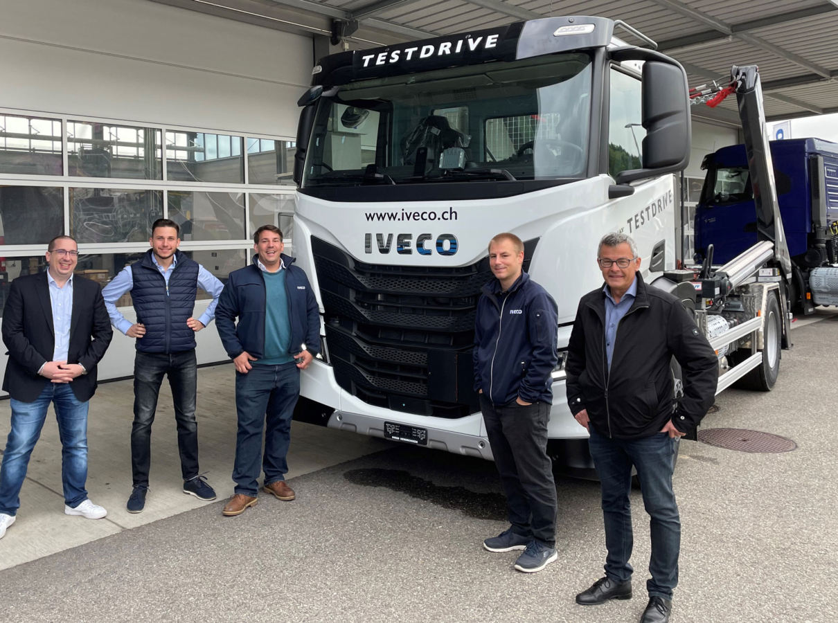 Gruppenbild Verkäufer vor Iveco Fahrzeug