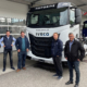 Gruppenbild Verkäufer vor Iveco Fahrzeug