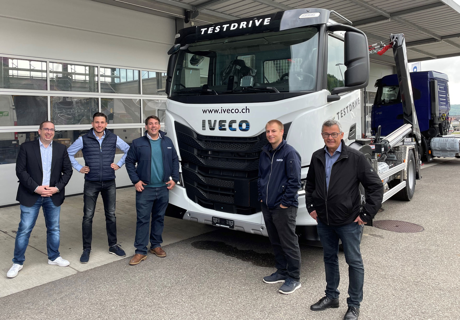 Gruppenbild Verkäufer vor Iveco Fahrzeug