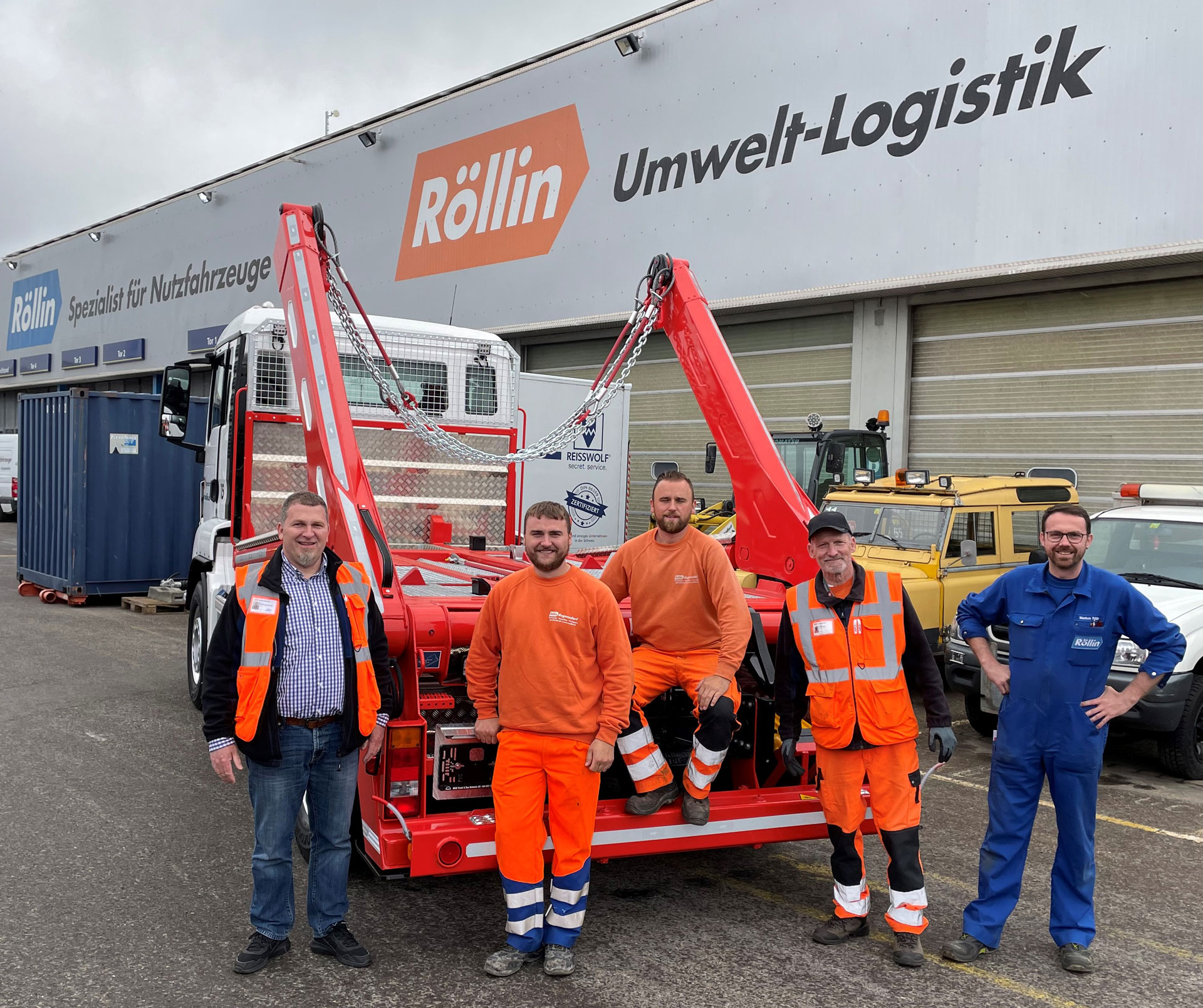 Gruppenbild vor neuem Absetzkipper bei Bruno Röllin AG